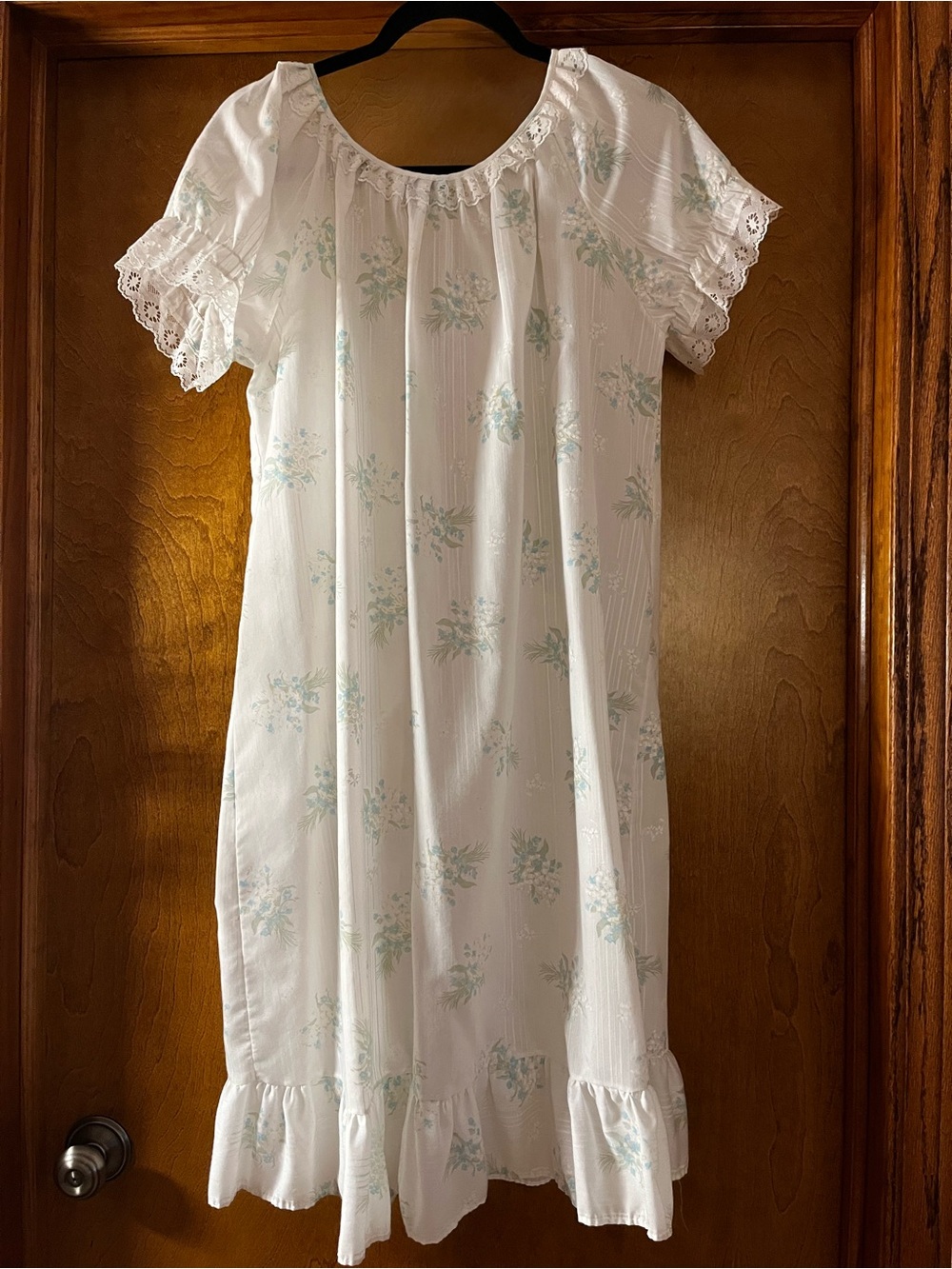 Vintage White Floral Cotton double tie Nightgown robe with Lace Trim - Picture 4 of 4